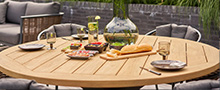 Ronde houten tuintafel categorie afbeelding