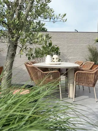 Groen terras met tuintafel uit de #yestuinmeubelshop community