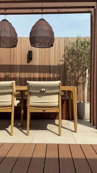 Houten terras met tuinstoelen uit de #yestuinmeubelshop community